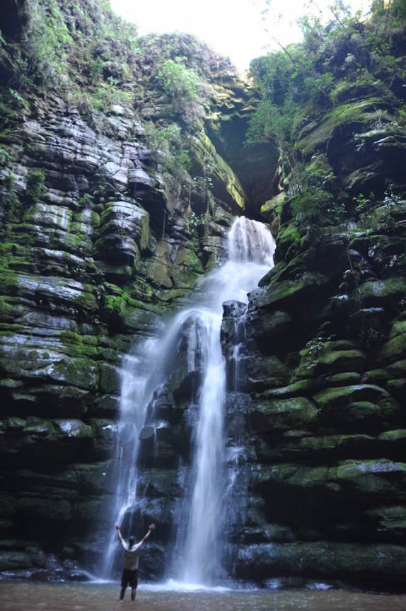 Venerando a cachoeira do Buraco do Padre, próximo à Ponta Grossa - PR